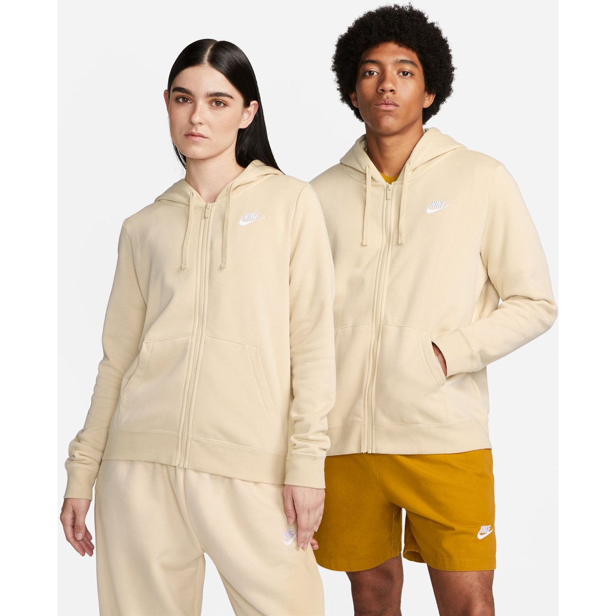 Nike Sportswear Club Fleece Sweatjacke mit Kapuze STD Damen – SANDDRIFT/WHITE