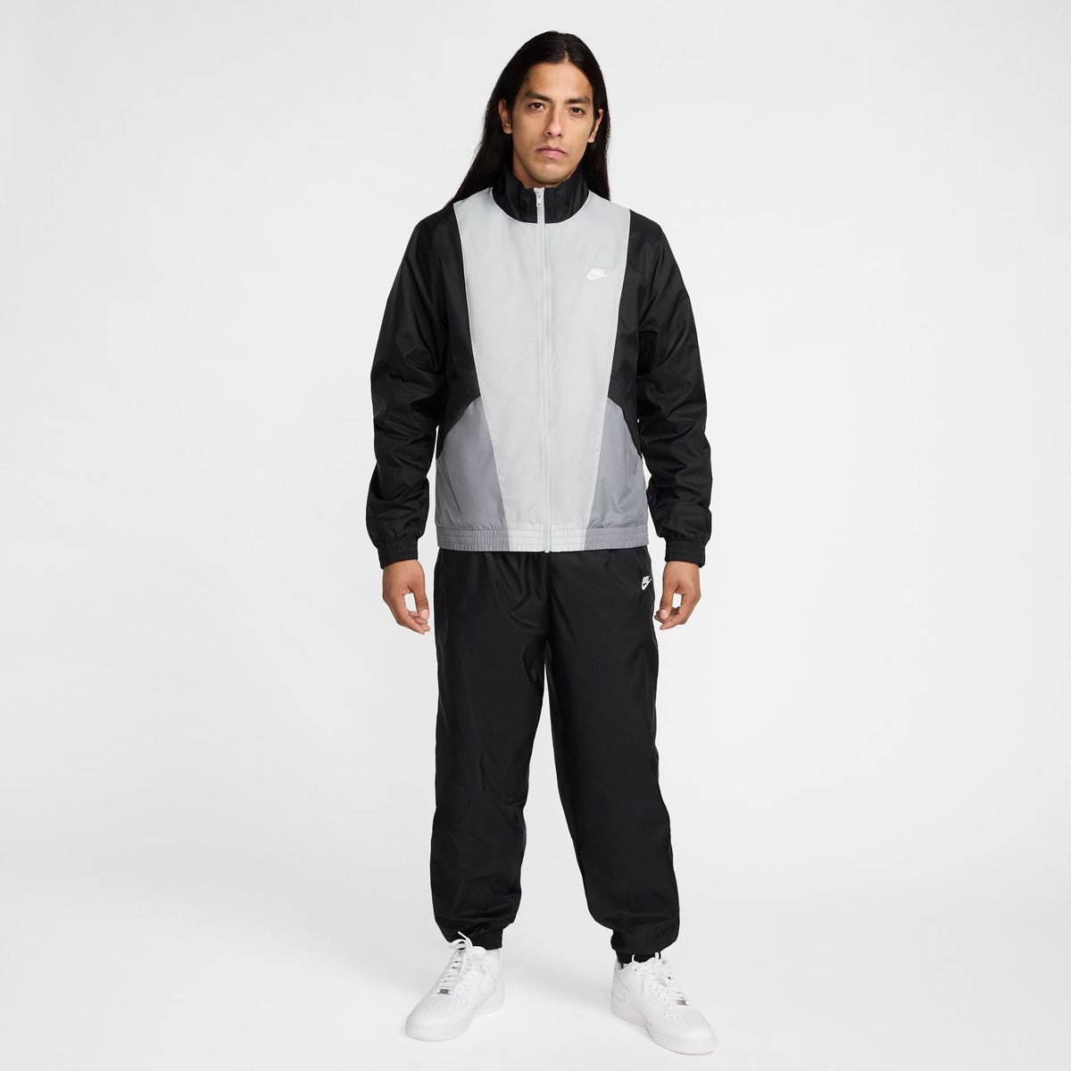 Nike M NK CLUB WVN TRK SUIT – BLACK/SMOKE GREY/LT SMOKE GREY/WHIT