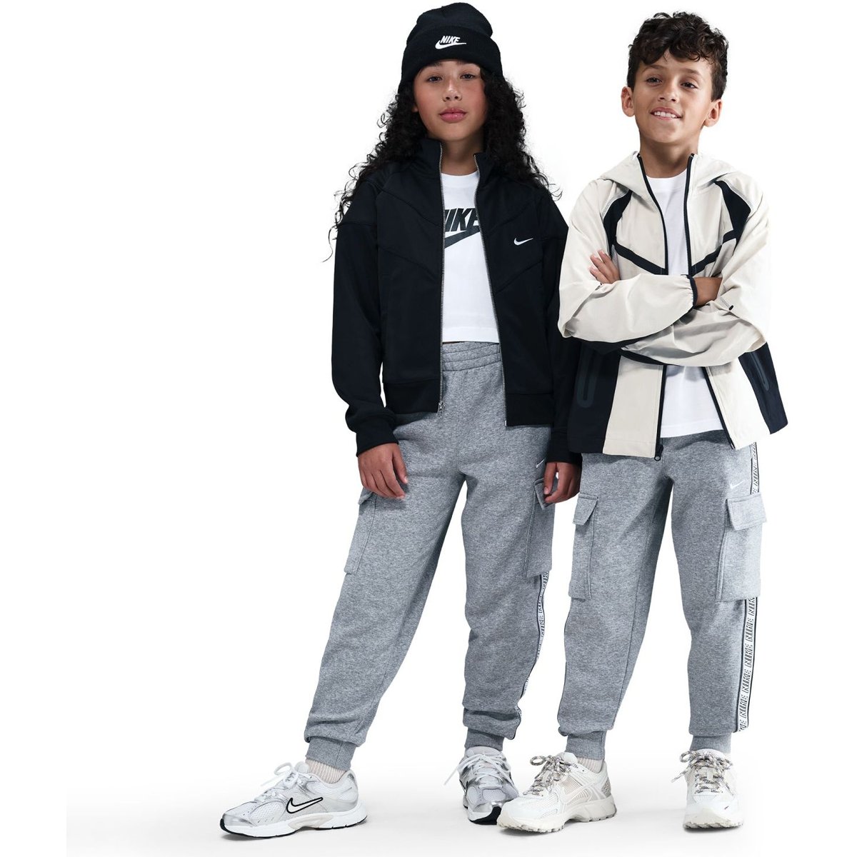 Nike Sportswear Club+ Fleece Cargohose Kinder – DK GREY HEATHER/BASE GREY/WHITE/WHI