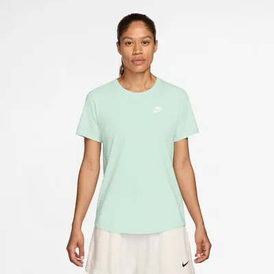 Nike Sportswear Club Kurzarm T-Shirt Damen – BARELY GREEN/WHITE