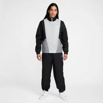 Nike M NK CLUB WVN TRK SUIT – BLACK/SMOKE GREY/LT SMOKE GREY/WHIT